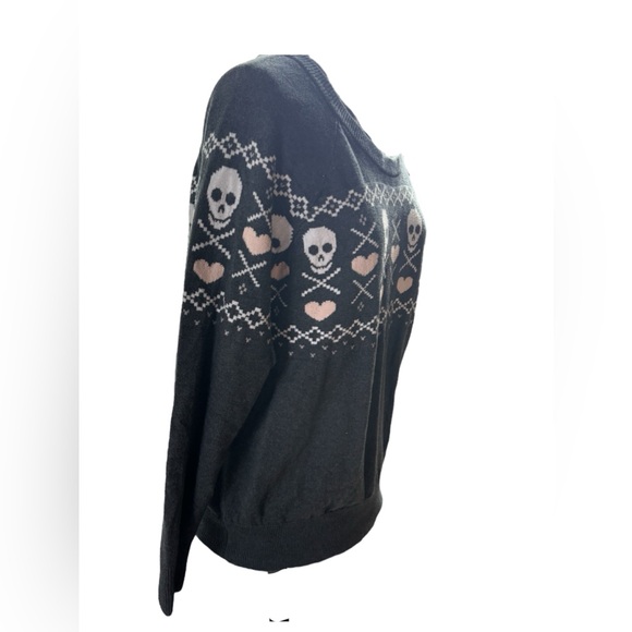 Cute! Torrid Skull and Hearts Gray Sweater - Picture 4 of 11